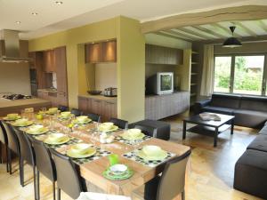 een eetkamer en een woonkamer met een tafel en stoelen bij Comfortable Holiday Home in Marche-en-Famenne with Terrace in Marloie