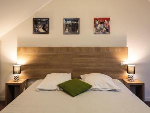 Beautiful maisonette in a quiet area in the Loire في سوموور: غرفة نوم بسرير كبير مع مواقف ليلتين