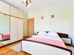 Ένα ή περισσότερα κρεβάτια σε δωμάτιο στο Apartment in Slivnica with Private Pool +32 φωτογραφίες