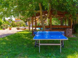 uma mesa de pingue-pongue azul em frente a um gazebo em Peaceful Apartment in Pula with Swimming Pool em Valtura