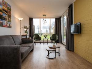 Μια τηλεόραση ή/και κέντρο ψυχαγωγίας στο Holiday home Vakantiepark 't Eibernest Texel +34 φωτογραφίες