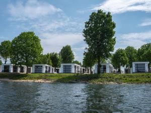 szereg przyczep mieszkalnych na wyspie obok rzeki w obiekcie Luxurious holiday home nearby the Lower Rhine w mieście Maurik