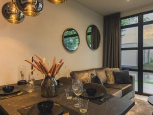 salon ze stołem i kanapą w obiekcie Luxurious holiday home nearby the Lower Rhine w mieście Maurik