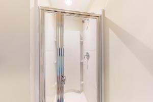 eine Glastür mit Spiegel im Bad in der Unterkunft Seaside Village - SunnyG in Ocean City