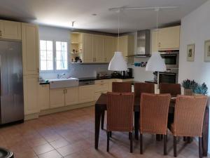 cocina con mesa de comedor y sillas en Detached villa with large garden near beautiful golf course, en Vasles
