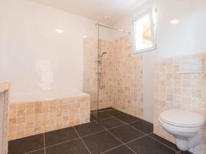 La salle de bains est pourvue d'une douche et de toilettes. dans l'établissement Spacious and modern villa with large garden and BBQ area, à Les Forges