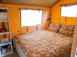 Postel nebo postele na pokoji v ubytování Glamping Tent by Lake De Rhederlaag + 32 fotografií