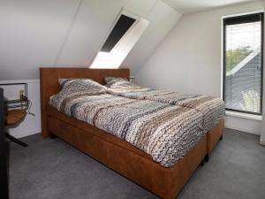 Katil atau katil-katil dalam bilik di Beautiful villa with spacious garden, on a holiday park in Friesland