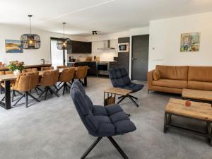 Posezení v ubytování Beautiful villa with spacious garden