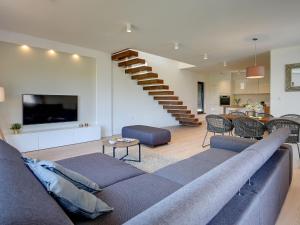 sala de estar con sofá y escalera en Modern villa swimming pool , outdoor kitchen and fenced garden en Pula
