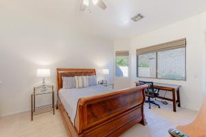 - une chambre avec un lit, un bureau et une fenêtre dans l'établissement Silver Fox Seclusion, à Phoenix