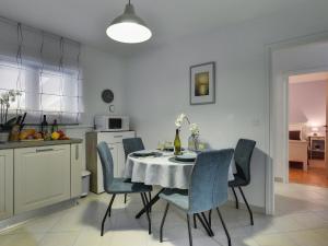 uma cozinha e sala de jantar com mesa e cadeiras em Detached house with private pool, 15 minutes drive from the coast em Vodnjan