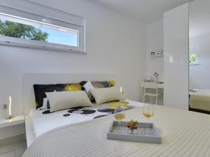 a bedroom with a bed with two glasses of wine at Modern, detached holiday home with enclosed garden, near the centre and the beach in Fažana