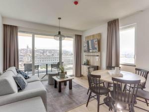 una sala de estar con un sofá y una mesa en Apartment in Boulogne-sur-Mer by the Marina, en Boulogne-sur-Mer