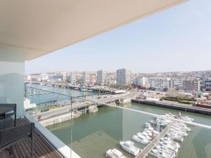 Una vista de un puerto con barcos en el agua. en Apartment in Boulogne-sur-Mer by the Marina, en Boulogne-sur-Mer