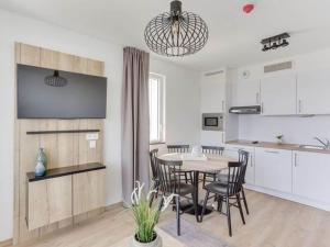 Una cocina y un comedor con mesa y sillas. en Apartment in Boulogne-sur-Mer by the Marina, en Boulogne-sur-Mer