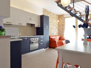 uma cozinha com armários azuis e uma cadeira laranja em Modern Villa Blue 1 with swimming pool ideal for families & friends em Banjole