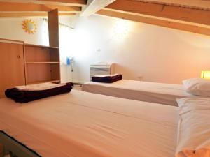 um quarto com 2 camas e ar condicionado em Modern Villa Blue 1 with swimming pool ideal for families & friends em Banjole