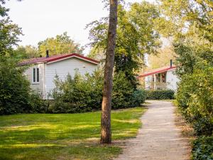 Zahrada ubytování Chalet in Leukermeer by the Waterside