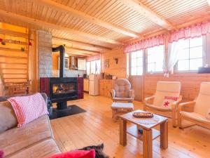 O zonă de relaxare la Holiday Home Ravna Gora near Risnjak Park