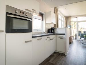 Gallery image of Modern chalet with dishwasher on Texel in De Cocksdorp