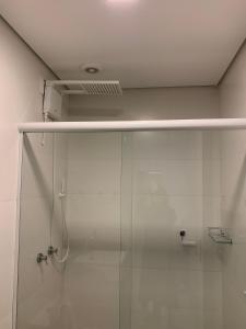 een douche met een glazen deur in de badkamer bij Encantador,Novo,Central,Com Garagem e Wifi 300Mbps in Pelotas