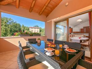 Μπαλκόνι ή βεράντα στο Splendid Villa in Vi inada with sauna