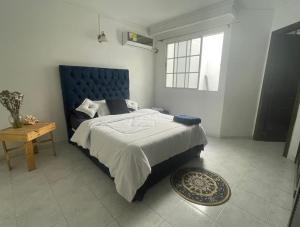um quarto com uma cama grande e uma janela em lotus By Maos em Cartagena das Índias