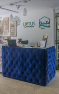 um escritório com um banco azul em frente a uma secretária em lotus By Maos em Cartagena das Índias