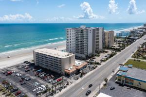 eine Luftansicht auf ein Gebäude und den Strand in der Unterkunft MCM Retro Beachfront Studio Great View, King Bed Remodeled in Daytona Beach