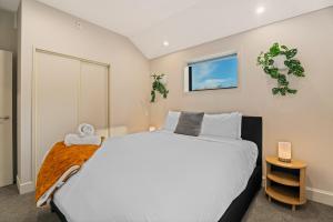 Postel nebo postele na pokoji v ubytování Lakeside Living - Alpine 1A