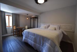 康塞高伊比蒂波卡Pousada Villa Manso的带一张大床和一张桌子的卧室 更多79张照片