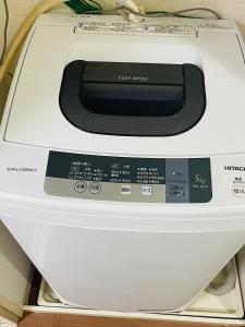 un horno tostador blanco sentado en la parte superior de un estante en SUNPIA WOMBLE GATE l 大滝町, en Kusugaurachō