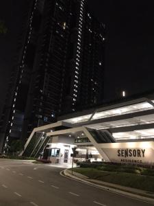 un edificio de cienciología científica en una ciudad por la noche en AZ Sensory Residence, en Kampung Dengkil