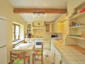 Kuchyň nebo kuchyňský kout v ubytování Maison Périgourdine restaurée avec jardin, proche Sarlat, étang de pêche et vélos électriques fournis - FR-1-616-145