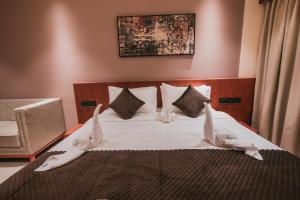 Rúm í herbergi á Fortview Suites
