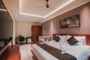 Rúm í herbergi á Fortview Suites