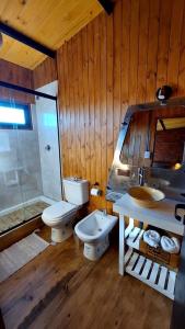 een badkamer met een toilet en een wastafel bij Aerohouse in Posadas
