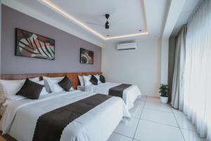 Rúm í herbergi á Fortview Suites