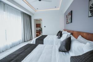 Rúm í herbergi á Fortview Suites
