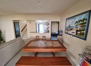 una sala de estar con una mesa en una habitación en Casa12_Carneiros, en Tamandaré