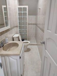 a white bathroom with a toilet and a sink at Hermosa Casa para compartir en Familia y amigos in Jericó