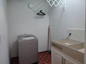 a bathroom with a trash can and a sink at Hermosa Casa para compartir en Familia y amigos in Jericó