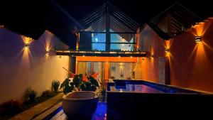 a house with a potted plant next to a pool at Refugio da praia in Paraty