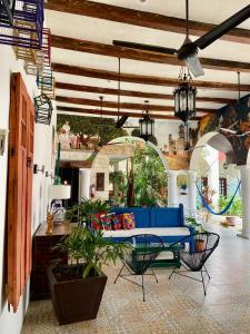 salon z niebieską kanapą i krzesłami w obiekcie Real Haciendas w mieście Valladolid