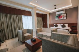 Rúm í herbergi á Fortview Suites