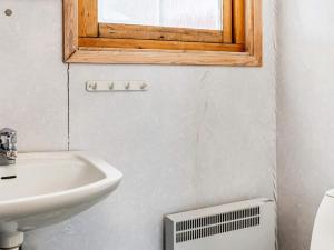 baño con lavabo y ventana en Holiday home JÄRPEN II en Järpen