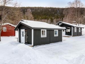 ein paar kleine Gebäude im Schnee in der Unterkunft Holiday home JÄRPEN II in Järpen