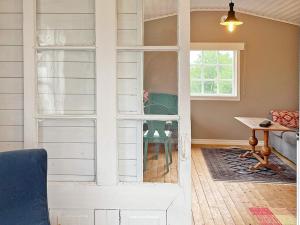 Habitación con puerta blanca y mesa en Holiday home ARKELSTORP en Arkelstorp
