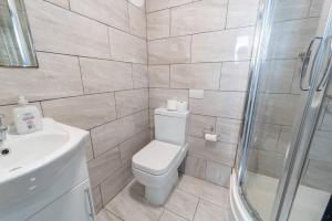 Un baño con inodoro, ducha y lavabo. en Modern studio available close to the city, en Birmingham